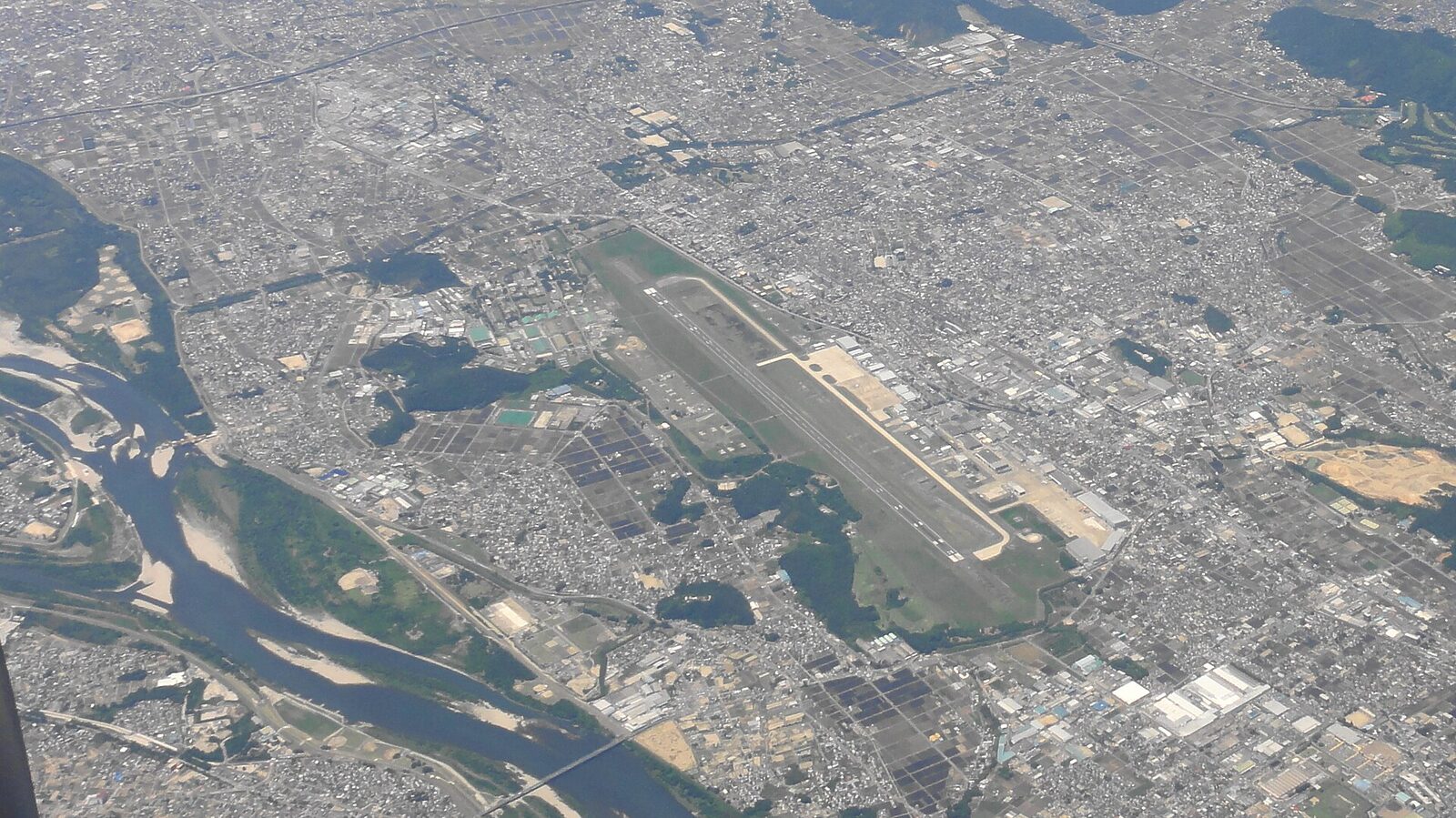 上空から見た航空自衛隊岐阜基地（中央の滑走路のあたり。2011年6月撮影）