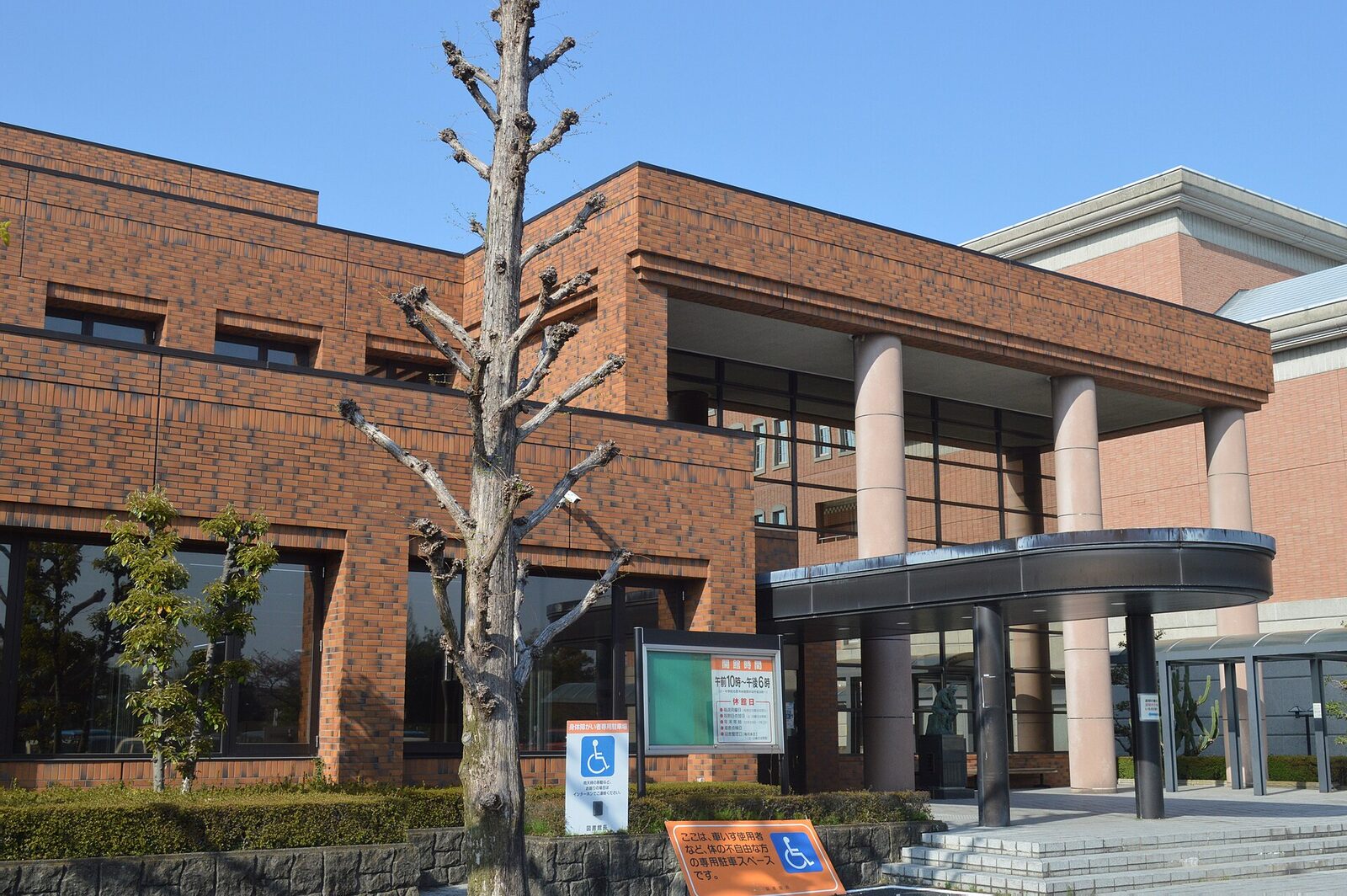 羽島市立図書館の外観