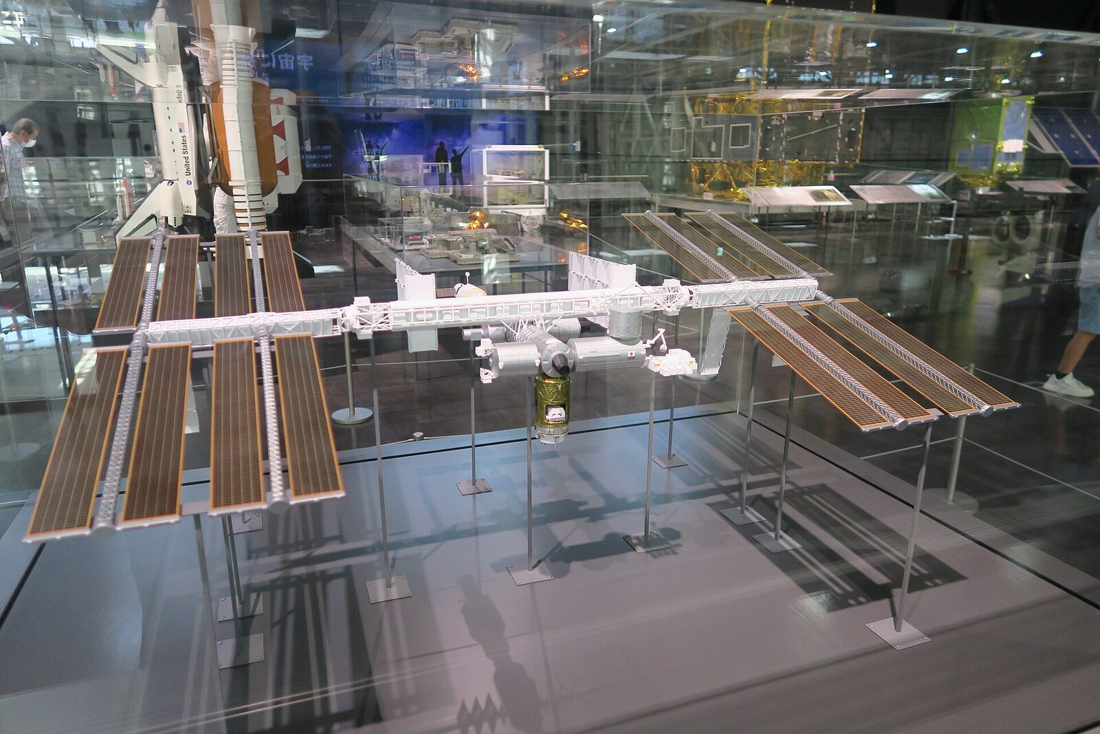 岐阜かかみがはら航空宇宙博物館の館内に展示されている国際宇宙ステーション（ISS）の1/100模型（MR体験とは別の展示。2020年6月撮影）
