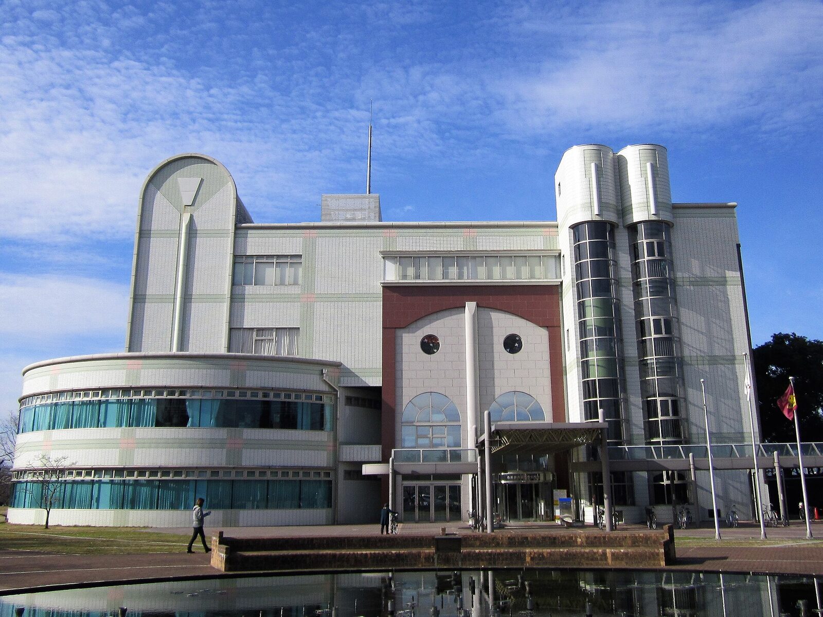 各務原市中央図書館の正面（会場の中央図書館）