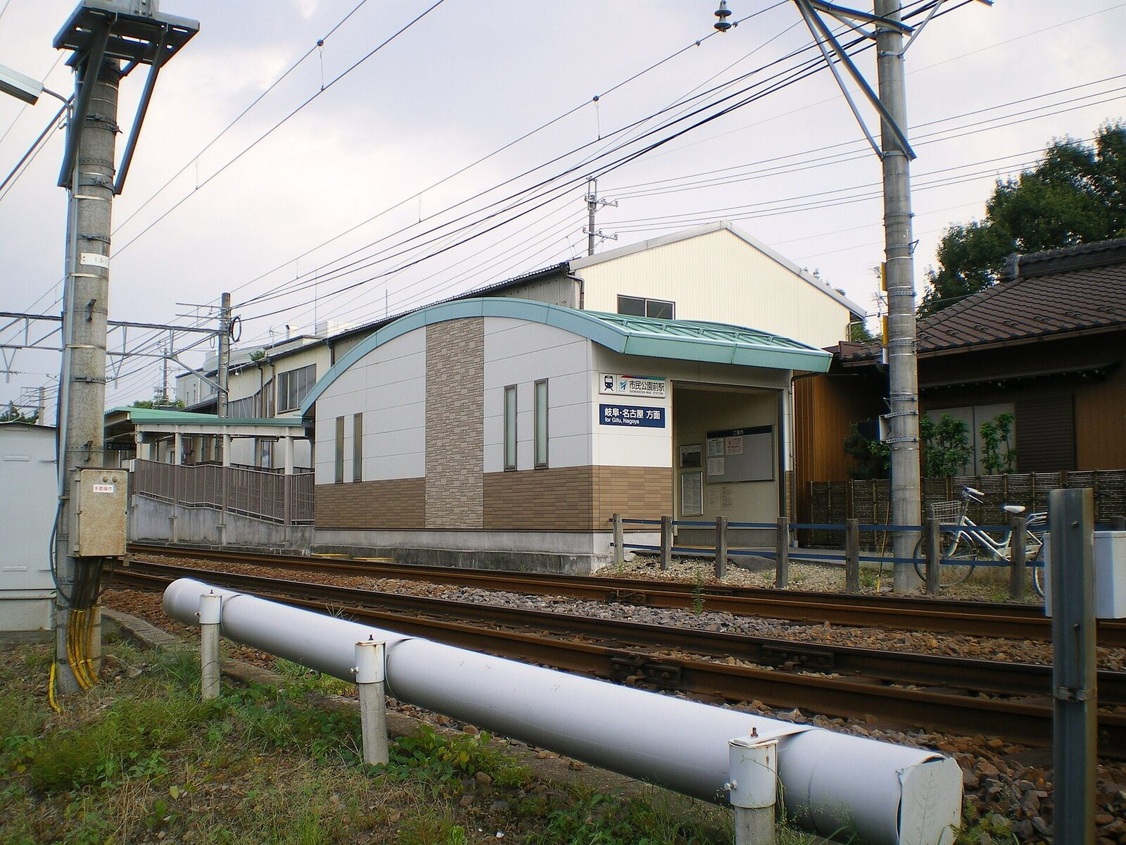 名鉄各務原線の市民公園前駅の駅舎(2010年8月撮影)