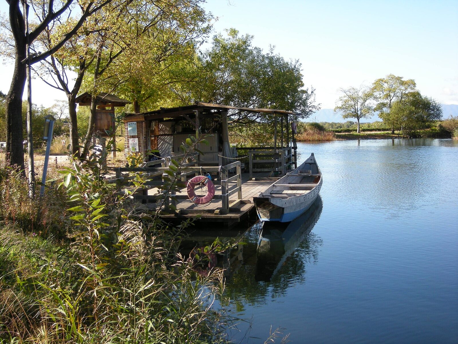 河川環境楽園の木曽川水園の池と舟着き場（撮影時期は不明）